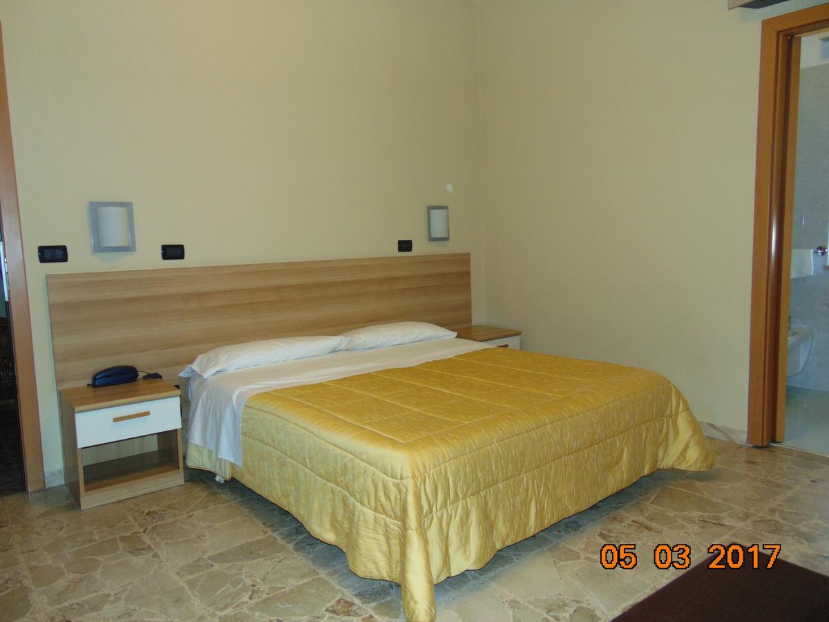 Hotel Mazzocchetti Citta Sant'Angelo Bagian luar foto